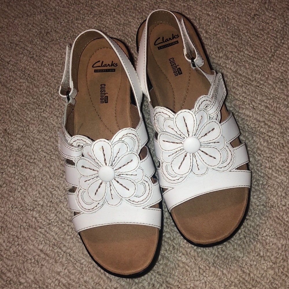 NWOT White Flower Clark’s Sandals